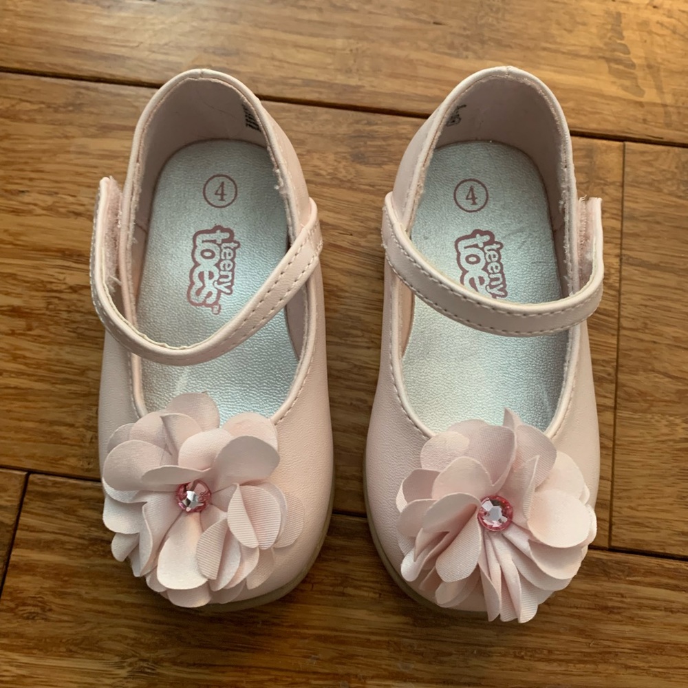 Baby pink flower shoes, size 4 toddler.